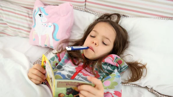 Der Fall ist klar: Ist das Kind krank daheim und braucht Betreuung, wird das Kind krankgeschrieben, nicht die Eltern. - &copy; Mascha Brichta/dpa-tmn/dpa