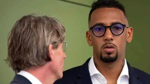 Boateng im Gespr&auml;ch ist mit seinem Anwalt. - &copy; Sven Hoppe/dpa