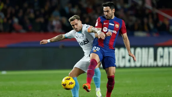 Ilkay G&uuml;ndogan (r) vom FC Barcelona gegen Aleix Garcia vom FC Girona. - &copy; Joan Monfort/AP/dpa