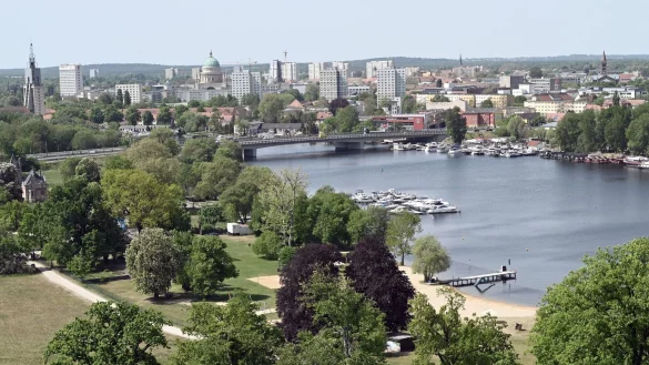 Der Blick vom Flatowturm &uuml;ber den Park Babelsberg. - &copy; Bernd Settnik/dpa-Zentralbild/dpa
