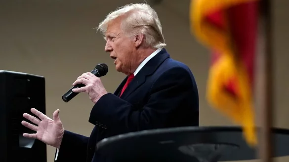 Bei der ersten Vorwahl der Republikaner um die US-Präsidentschaftskandidatur der Partei hat der frühere Präsident Donald Trump einen klaren Sieg eingefahren. - © Andrew Harnik/AP