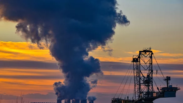 Wasserdampf steigt im Sonnenuntergang am fr&uuml;hen Abend aus den K&uuml;hlt&uuml;rmen des Braunkohlekraftwerks J&auml;nschwalde. - &copy; Patrick Pleul/dpa/Archivbild