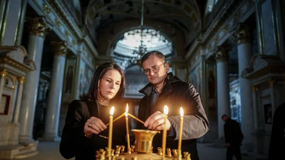 Au&szlig;enministerin Annalena Baerbock und ihr ukrainischer Amtskollege Dmytro Kuleba beim Besuch der Verkl&auml;rungskathedrale in der Hafenstadt Odessa. - &copy; Kay Nietfeld/dpa