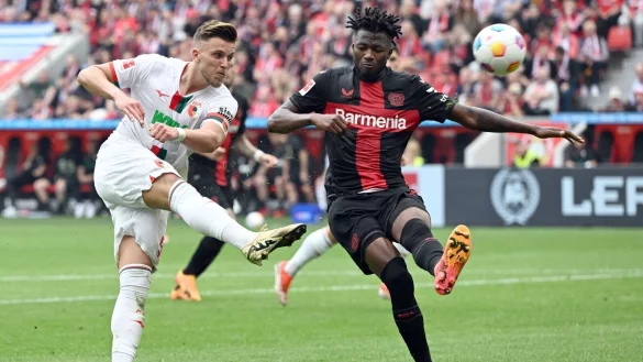 Da spielte Ermedin Demirovic (l) noch f&uuml;r den FC Augsburg. Nun will er mit dem VfB Stuttgart gegen Meister Bayer Leverkusen den Supercup gewinnen. - &copy; Federico Gambarini/dpa