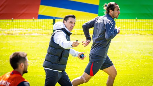 Fu&szlig;ball, Vorbereitung auf die UEFA Euro 2024, Training T&uuml;rkei, Trainer Vincenzo Montella (M) gibt beim &ouml;ffentlichen Training Anweisungen. - &copy; Moritz Frankenberg/dpa