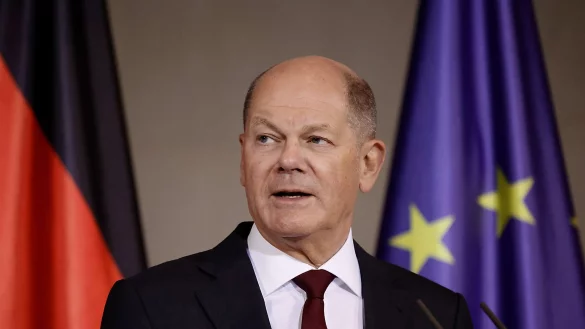 «Wir lassen nicht zu, dass jemand das "Wir" in unserem Land danach unterscheidet, ob jemand eine Einwanderungsgeschichte hat oder nicht», sagt Kanzler Olaf Scholz. - © Carsten Koall/dpa