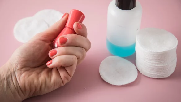 Ist der Nagellack eingetrocknet, hilft acetonhaltiger Nagellackentferner. - &copy; Christin Klose/dpa-tmn/dpa