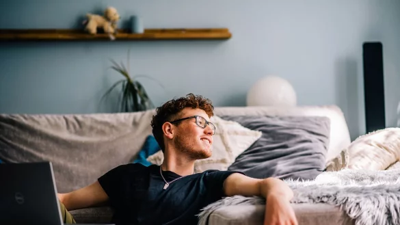 Entspannt in die Zukunft schauen: Wer sein Geld als Azubi verantwortungsbewusst einsetzt, hat auch im Notfall meist eiserne Reserven zur Hand. - &copy; Zacharie Scheurer/dpa-tmn