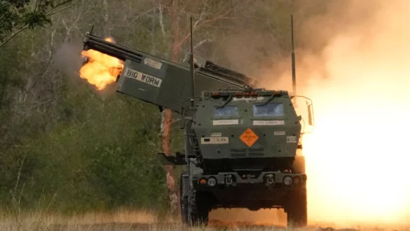 Ein us-amerikanisches Mehrfachraketenwerfer-Artilleriesystem vom Typ Himars (Archivbild). - &copy; Aaron Favila/AP/dpa