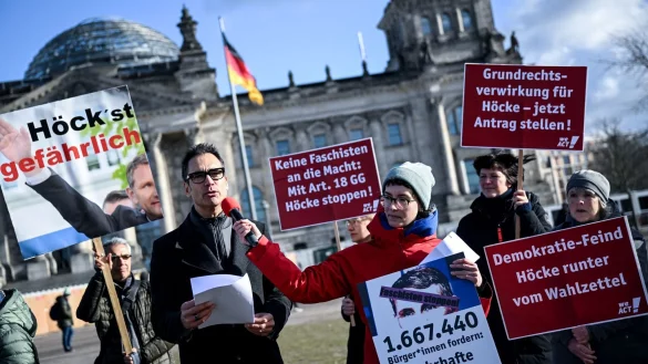 Indra Ghosh überreicht 1,6 Millionen Unterschriften im Rahmen einer Petition zu einem Antrag auf Grundrechtsverwirkung für den AfD-Politiker Björn Höcke. - © Britta Pedersen/dpa