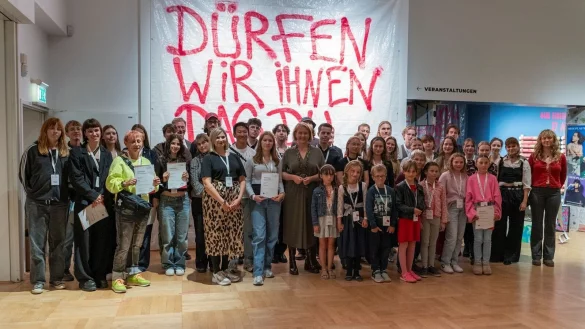 Bundesjugendministerin Lisa Paus gratulierte den Preistr&auml;gern in D&uuml;sseldorf. - &copy; -/Deutscher Jugendfotopreis 2024/dpa