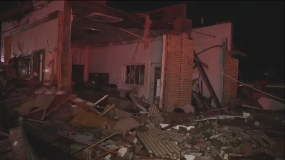 Auf dem Standbild aus einem vom Fernsehsender WSYX zur Verfügung gestellten Video sind die Schäden eines Unwetters in Lakeview im US-Bundesstaat Ohio zu sehen. - © WSYX via AP/dpa