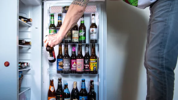 Darf es ein Pale Ale oder ein IPA sein? Beide sind beliebte Craft-Bier-Stile, doch w&auml;hrend IPA f&uuml;r seine kr&auml;ftigen Bitternoten bekannt ist, zeichnet sich Pale Ale durch eine mildere Hopfenintensit&auml;t aus. - &copy; Laura Ludwig/dpa-tmn