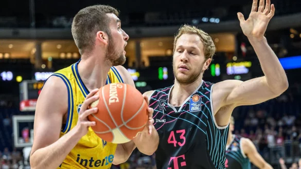 Berlins Kresimir Nikic (l) k&auml;mpft gegen Christian Sengfelder von Telekom Baskets Bonn um den Ball. - &copy; Andreas Gora/dpa