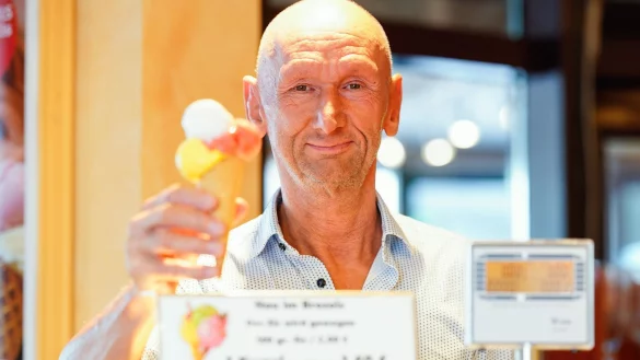 Wenn Michael B&ouml;hmer ein Eis &uuml;ber die Theke reicht, wird nicht in Kugeln sondern in Gramm abgerechnet. - &copy; Uwe Anspach/dpa