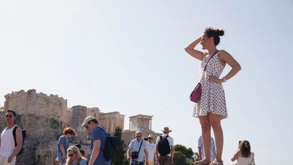Touristen auf dem Aeropagous-H&uuml;gel vor der antiken Akropolis im Zentrum Athens. - &copy; Petros Giannakouris/AP
