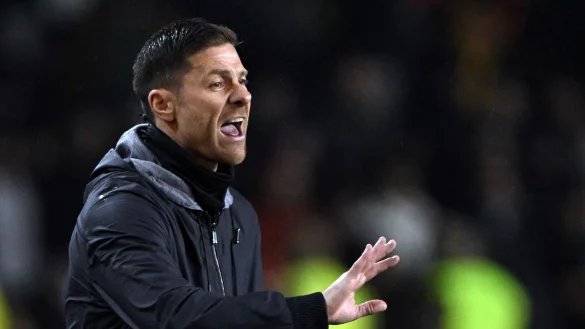 Leverkusens Trainer Xabi Alonso an der Seitenlinie. - &copy; Federico Gambarini/dpa