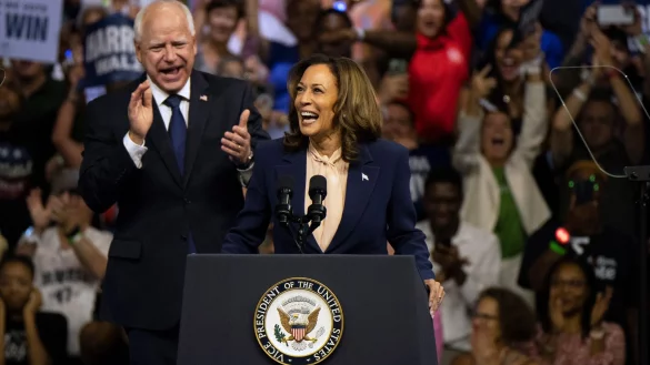 Gerade gemeinsam in den US-Wahlkampf gestartet: Kamala Harris und Tim Walz. - © Joe Lamberti/AP/dpa