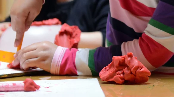 Knetmasse ist ein beliebtes Spielzeug f&uuml;r kreative Kinderh&auml;nde. - &copy; Caroline Seidel/dpa-tmn/dpa