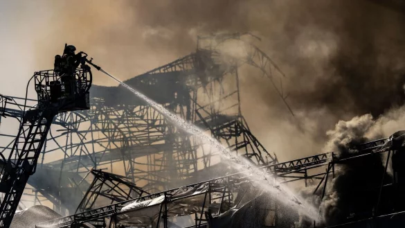 Feuerwehrleute w&auml;hrend der Brandbek&auml;mpfung. - &copy; Emil Nicolai Helms/Ritzau Scanpix Foto/AP/dpa