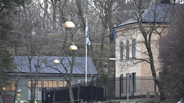 Beamte stehen in der Nähe der israelischen Botschaft. Hier wurde ein gefährlicher Gegenstand gefunden. - © Henrik Montgomery/TT News Agency/AP/dpa