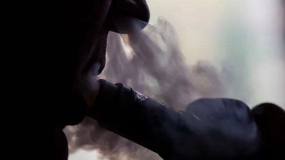 Trotz ihres vermeintlich harmlosen Images sind Vapes und E-Zigaretten keineswegs gesundheitlich unbedenklich. - &copy; Franziska Gabbert/dpa-tmn/dpa