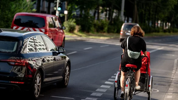 Eine Fahrradfahrerin f&auml;hrt mit einem Lastenfahrrad. Diese werden oft f&uuml;r den Transport von Kindern benutzt. - &copy; Fabian Sommer/dpa