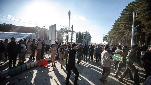 In der iranischen Stadt Kerman wurden iranischen Staatsmedien zufolge mehr als hundert Menschen durch Explosionen get&ouml;tet. Sie pilgerten anl&auml;sslich des Todestags des Generals Ghassem Soleimani zu dessen Grab. - &copy; Mahdi Karbakhsh Ravari/Mehr News Agency/AP/dpa