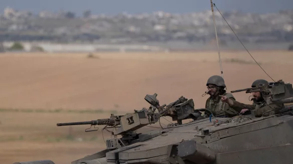 Israelische Soldaten fahren auf einem Panzer nahe der Grenze zwischen Israel und Gaza. - &copy; Leo Correa/AP/dpa