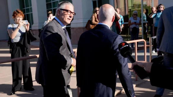Alec Baldwin auf dem Weg ins Gerichtsgeb&auml;ude - &copy; Ross D. Franklin/AP/dpa