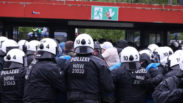 Bei einer Gro&szlig;&uuml;bung der Wuppertaler Polizei stehen Polizisten vor einem Fu&szlig;ball Stadion. - &copy; David Young/dpa