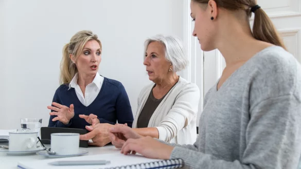 Wer eine Position im mittleren Management bekleidet, muss bei der Arbeit viele Interessen gleichzeitig ber&uuml;cksichtigen. - &copy; Christin Klose/dpa-tmn/dpa