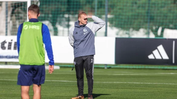 Schalkes Cheftrainer Karel Geraerts sieht seinem Team beim Training zu. - &copy; Tim Rehbein/dpa/Archivbild