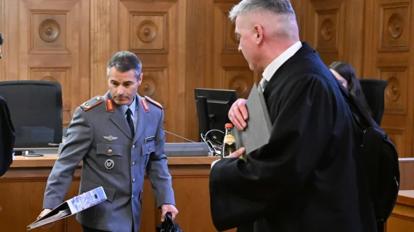 Der ehemalige KSK-Kommandeur, Brigadegeneral Markus Kreitmayr (l), im Gerichtssaal in T&uuml;bingen. - &copy; Bernd Wei&szlig;brod/dpa
