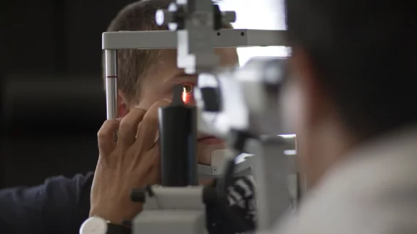 Am besten lassen Eltern die Fehlstellung hinter dem Schielen vor dem Schuleintritt korrigieren. - &copy; Arno Burgi/dpa-Zentralbild/dpa-tmn