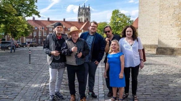 Mit Abstand das popul&auml;rste Team beim &laquo;Tatort&raquo;: Die Schauspieler der M&uuml;nster-Krimis - von links nach rechts: Claus D. Clausnitzer, Axel Prahl, Bj&ouml;rn Meyer, Jan Josef Liefers, Christine Urspruch und Mechthild Gro&szlig;mann. (Archivfoto) - &copy; David Inderlied/dpa