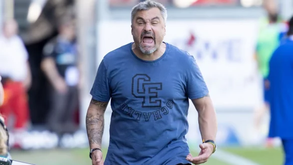 Kurz vorm Platzen vor Wut? Trainer Thomas Reis vom FC Schalke ist aufgebracht. Zettel und Stift k&ouml;nnen ein Ausweg sein. - &copy; J&uuml;rgen Kessler/dpa