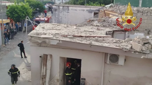 Rettungskr&auml;fte arbeiten an der Einsturzstelle. - &copy; ---/Vigili del Fuoco/dpa