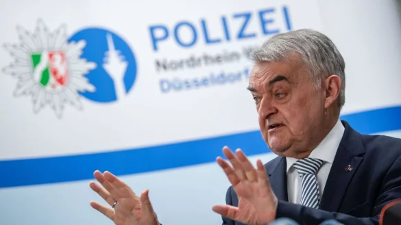 Herbert Reul (CDU) spricht w&auml;hrend einer Pressevorf&uuml;hrung zur Onlinevernehmung. - &copy; Marius Becker/dpa