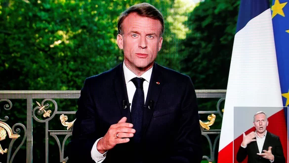 Emmanuel Macron hat im Fernsehen angek&uuml;ndigt die Nationalversammlung aufzul&ouml;sen und f&uuml;r den 30. Juni 2024 Neuwahlen anzusetzen. - &copy; Ludovic Marin/AFP/dpa