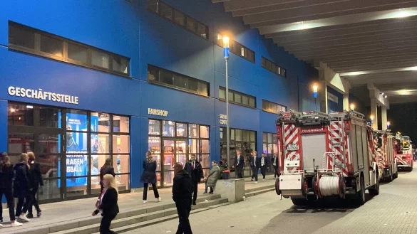 Feuerwehrautos stehen am Stadion in Bochum. Ein ausgelöster Alarm hat nach dem 3:2-Sieg des VfL Bochum gegen die TSG 1899 Hoffenheim für eine Evakuierungsaktion gesorgt. - © Thomas Eßer/dpa