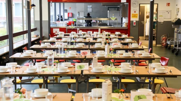 Tische in der Mensa einer Grundschule. - &copy; Christian Charisius/dpa