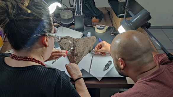 Ein internationales Forschungsteam entnimmt Proben f&uuml;r die geochemischen Analysen. - &copy; --/Senckenberg Gesellschaft f&uuml;r Naturforschung/dpa