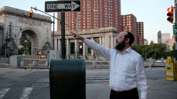 Jeden Donnerstagmorgen pr&uuml;ft Rabbi Moshe Tauber, ob der Eruv in Manhatten intakt ist. - &copy; Christina Horsten/dpa