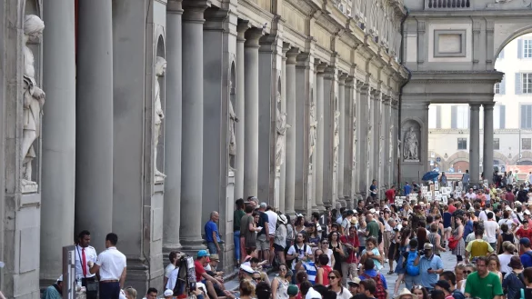 Touristen &uuml;ber Touristen. Florenz will Kurzzeit-Vermietungen im historischen Zentrum verbieten. (Foto: Archiv) - &copy; picture alliance / Maurizio Degl\\\'innocenti/ANSA/AP/dpa