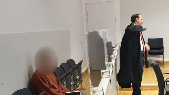 Der 50-j&auml;hriger Vater (l) von sieben Kindern sitzt im Amtsgericht, rechts sein Verteidiger Fabian Kierdorf. - &copy; Martin H&ouml;ke/dpa