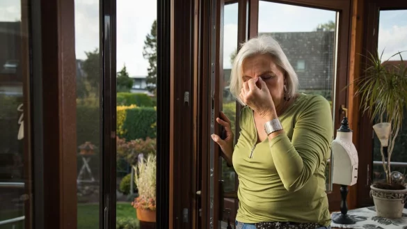 Augenreiben hilft nicht: Dass P&uuml;nktchen und Wolken durch das Gesichtsfeld schweben, liegt an Ver&auml;nderungen des Glask&ouml;rpers. - &copy; Christin Klose/dpa-tmn