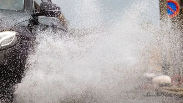 Raser verursachen Unf&auml;lle auf nasser Fahrbahn. (Symbolbild) - &copy; Mohssen Assanimoghaddam/dpa