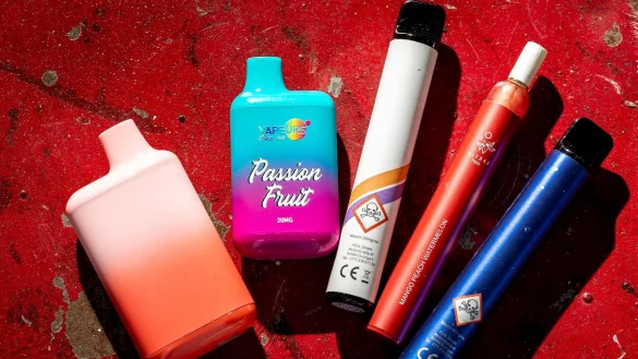 Sie erinnern &auml;u&szlig;erlich an farbige Filzstifte und es gibt sie in fruchtigen Geschmacksrichtungen. Einweg-E-Zigaretten k&ouml;nnen Kinder und Jugendliche schnell nikotins&uuml;chtig machen, warnen Experten. - &copy; Moritz Frankenberg/dpa