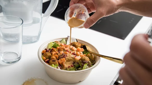 Wenn\'s schnell gehen muss: viele Besch&auml;ftigte greifen zu vermeintlich gesunden Fertiggerichten aus der Systemgastronomie. - &copy; Christin Klose/dpa-tmn/dpa